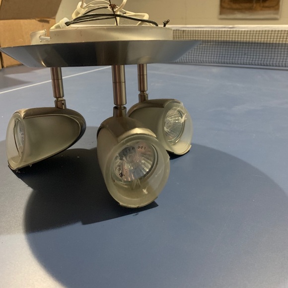 Light fixture - Picture 1 of 2